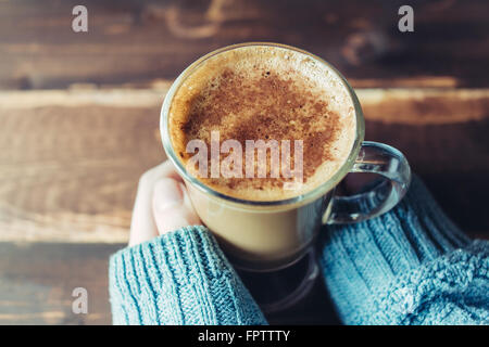 Ragazza con tazza di caffè al mattino, spazio di copia Foto Stock