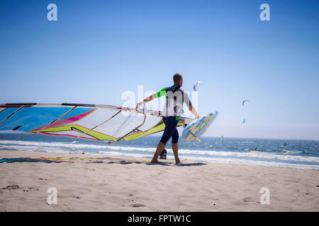 Uomo maturo windsurf nel mare di Viana do Castelo, Regione Norte, Portogallo Foto Stock