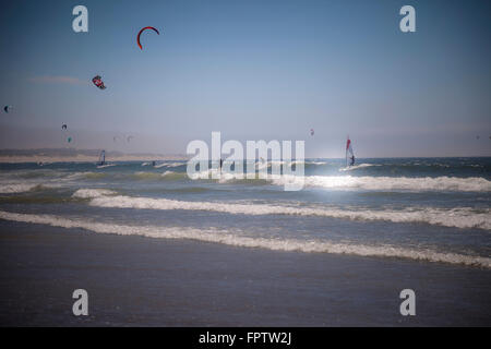 Kite-surf Surf kitesurf nel mare di Viana do Castelo, Regione Norte, Portogallo Foto Stock