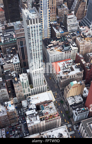 Visualizzare il traffico sulla Quinta Avenue dalla sommità di Empire State Building Foto Stock