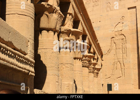 Bella greco - romana di pilastri con geroglifici sulle pareti del tempio di Philae dedicato alla dea Iside, Aswan, E Foto Stock