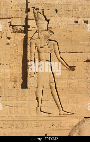Horus rappresentata sulla parete del Tempio di Philae dedicato alla dea Iside, Aswan, Egitto Foto Stock