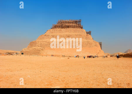 Il primo prototipo di passo piramide Djoser a Saqqara, Egitto, Nord Africa Foto Stock