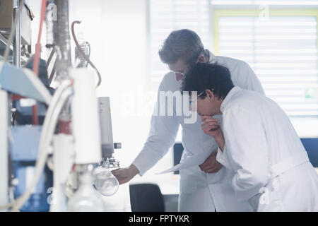 Due scienziato che lavora in un laboratorio di farmacia, Freiburg im Breisgau, Baden-Württemberg, Germania Foto Stock