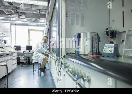 Due scienziato che lavora in un laboratorio di farmacia, Freiburg im Breisgau, Baden-Württemberg, Germania Foto Stock