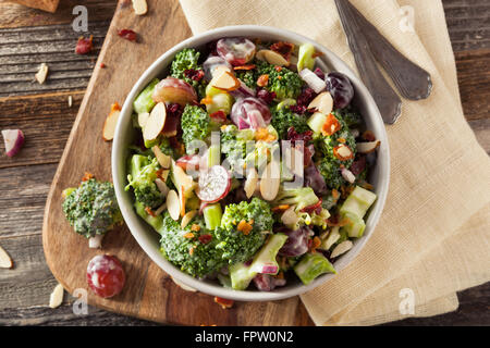 In casa verde Insalata di broccoli con uve di cipolla e pancetta Foto Stock