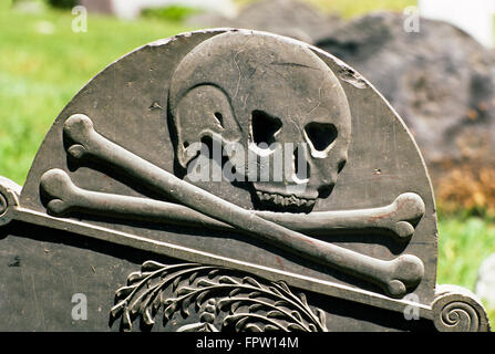 Cranio e CROSSBONES scolpite sulla sommità del cimitero contrassegnati per la rimozione definitiva Foto Stock