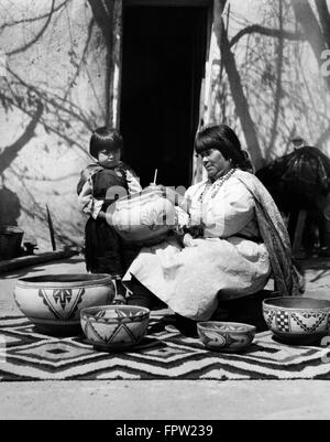 1930s bambino guardando Native American Indian donna artista la decorazione ceramica COCHITI PUEBLO NEL NUOVO MESSICO USA Foto Stock