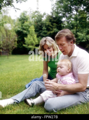 Anni Settanta la famiglia di tre seduti BACKYARD ERBA Foto Stock