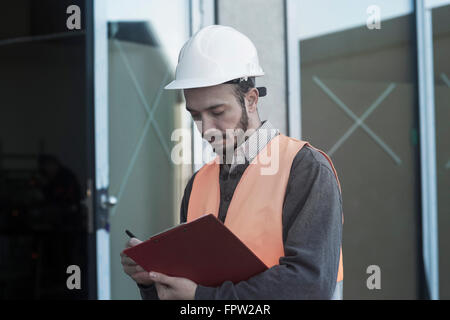 Giovane maschio ingegnere di lavoro in cantiere, Freiburg im Breisgau, Baden-Württemberg, Germania Foto Stock