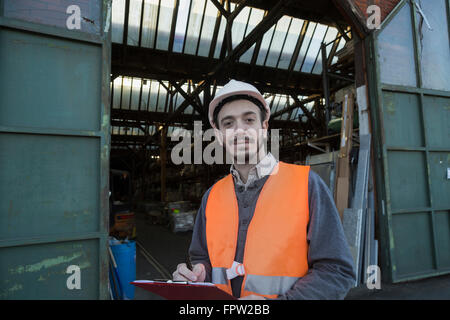 Ritratto di un giovane ingegnere maschio lavora al cantiere di Freiburg im Breisgau, Baden-Württemberg, Germania Foto Stock