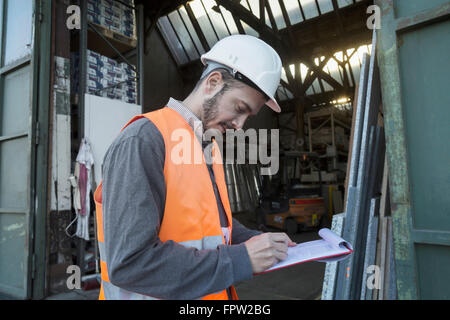 Giovane maschio ingegnere di lavoro in cantiere, Freiburg im Breisgau, Baden-Württemberg, Germania Foto Stock