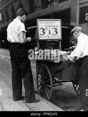 1930s GIOVANE CLIENTE E MARCIAPIEDE STREET VENDER con il camion di vendita di bibite gassate per 3 centesimi e 5 centesimi per Pepsi Cola Foto Stock