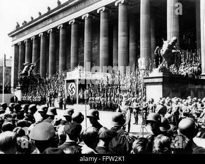 1930s 1936 NAZI RALLY CANCELLIERE ADOLF HITLER erogazione di giorno di maggio indirizzo da Altes Museum di Berlino GERMANIA Foto Stock