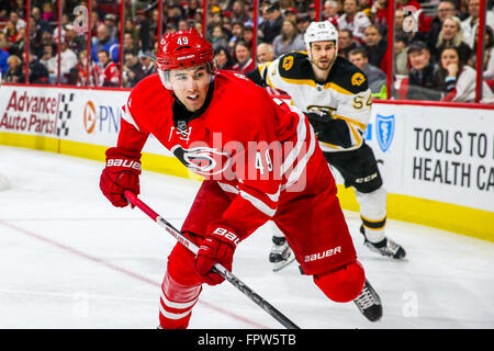 Carolina Hurricanes centro Victor Rask (49) durante il gioco NHL tra la Boston Bruins e Carolina Hurricanes al PNC Arena. Foto Stock