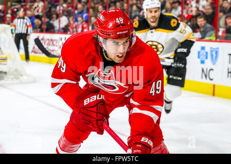 Carolina Hurricanes centro Victor Rask (49) durante il gioco NHL tra la Boston Bruins e Carolina Hurricanes al PNC Arena. Foto Stock