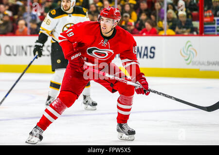 Carolina Hurricanes centro Victor Rask (49) durante il gioco NHL tra la Boston Bruins e Carolina Hurricanes al PNC Arena. Foto Stock