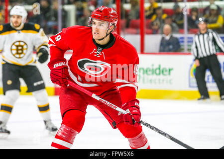 Carolina Hurricanes centro Victor Rask (49) durante il gioco NHL tra la Boston Bruins e Carolina Hurricanes al PNC Arena. Foto Stock