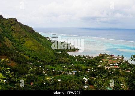 Isola di Moorea, Polinesia Francese vista di Papetoai Ōpūnoho Bay dal versante di una montagna sopra l'oceano. Foto Stock