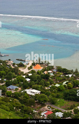 Isola di Moorea, Polinesia Francese vista di Papetoai Ōpūnoho Bay dal versante di una montagna sopra l'oceano. Foto Stock