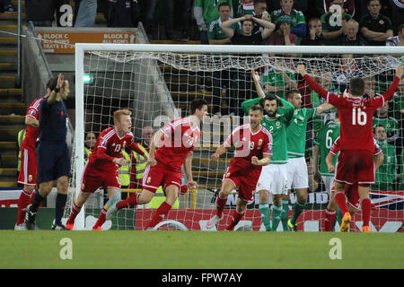 07 Sett 2015 - Euro 2016 Qualifier - Gruppo F - Irlanda del Nord 1 Ungheria 1. Ungheria Richárd Guzmics (20) celebra dopo il punteggio. Foto Stock