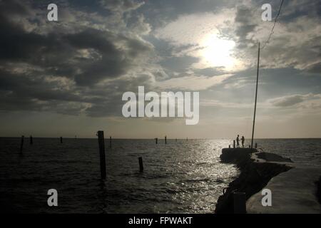 Un paio di amanti godendo bel momento sotto il bellissimo tramonto sul mare in sekinchan malaysia Foto Stock