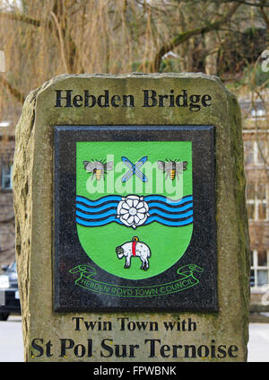 Segno a Hebden Bridge, nello Yorkshire, mostrando il segno della città e quella di San Pol Sur Turnoise, in Francia la sua città gemelle. Foto Stock