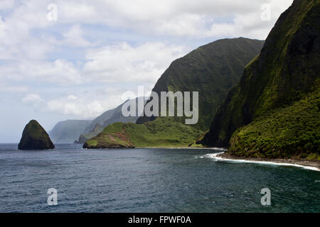 Scogliere sul mare sulla costa nord di Molokai Foto Stock