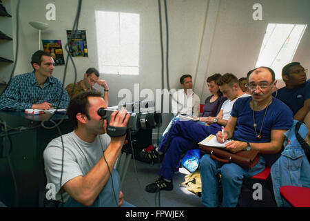 Parigi, Francia, Large Group People, attivismo LGBT, Gay Pride Parade, riunione organizzativa in ufficio, con diversi gruppi gay, tra cui Act Up Paris, volontari in Europa giornalisti impegnati che lavorano, stampa professione reporter film, parigi anni '1990 Foto Stock