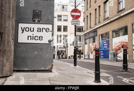 Tabellone bianco con le parole " sei bello' su una parete in un Street a Londra, Regno Unito. Foto Stock