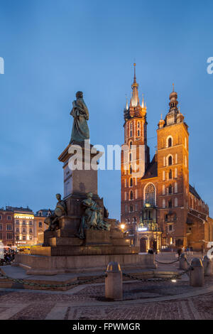 La notte scende alla chiesa di Santa Maria in Piazza principale nella Citta' Vecchia di Cracovia, in Polonia. Foto Stock