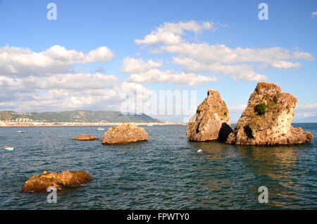 Estate pittoresca spiaggia rocciosa a Vietri sul mare, Italia Foto Stock