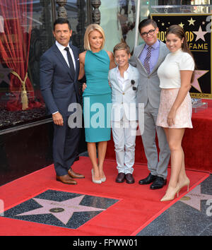 LOS ANGELES, CA - 12 ottobre 2015: TV personality Kelly Ripa & attore marito Mark Consuelos & Figli Joaquin, 12, Michael 18, & Lola, 14, su Hollywood Boulevard dove lei è stato onorato con il 2,561st stella sulla Hollywood Walk of Fame. Foto Stock