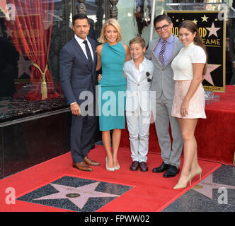 LOS ANGELES, CA - 12 ottobre 2015: TV personality Kelly Ripa & attore marito Mark Consuelos & Figli Joaquin, 12, Michael 18, & Lola, 14, su Hollywood Boulevard dove lei è stato onorato con il 2,561st stella sulla Hollywood Walk of Fame. Foto Stock