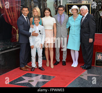 LOS ANGELES, CA - 12 ottobre 2015: TV personality Kelly Ripa & attore marito Mark Consuelos & Figli Joaquin, 12, Michael 18, & Lola, 14, & Kelly genitori su Hollywood Boulevard dove lei è stato onorato con il 2,561st stella sulla Hollywood Walk of Fame. Foto Stock