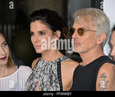 LOS ANGELES, CA - Ottobre 26, 2015: Sandra Bullock & Billy Bob Thornton presso il Los Angeles premiere del loro film "Il nostro marchio è la crisi" presso la leva TCL Chinese Theatre, Hollywood. Foto Stock