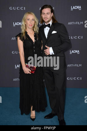 LOS ANGELES, CA - 7 Novembre 2015: Direttore Sam Taylor-Johnson (sinistra) e attore Aaron Taylor-Johnson al 2015 LACMA Art + Film Gala presso il Los Angeles County Museum of Art. Foto Stock