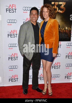 LOS ANGELES, CA - 9 Novembre 2015: l'attore Oscar Nunez & attrice moglie Ursula Whittaker alla premiere di '33', parte dell'AFI FEST 2015, a TCL Chinese Theatre, Hollywood. Foto Stock