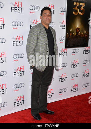 LOS ANGELES, CA - 9 Novembre 2015: l'attore Oscar Nunez alla premiere di '33', parte dell'AFI FEST 2015, a TCL Chinese Theatre, Hollywood. Foto Stock