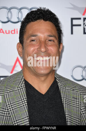 LOS ANGELES, CA - 9 Novembre 2015: l'attore Oscar Nunez alla premiere di '33', parte dell'AFI FEST 2015, a TCL Chinese Theatre, Hollywood. Foto Stock