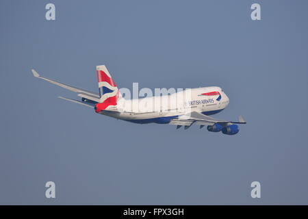 British Airways Boeing 747-400 G-BNLP uscire dall'Aeroporto Heathrow di Londra, Regno Unito Foto Stock