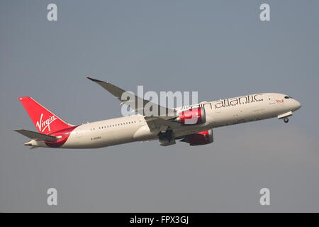 Virgin Atlantic Boeing 787-9 G-VCRU Dreamliner uscire dall'Aeroporto Heathrow di Londra, Regno Unito Foto Stock