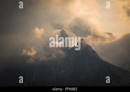 Ragged nuvole di un temporale in avvicinamento tirare avanti il Monte Hoher Gaifkopf e Monte Mauerschartenkopf nelle montagne del Wetterstein Foto Stock