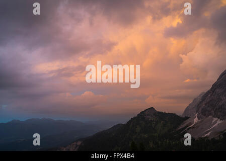 Luminose le nuvole di un temporale in avvicinamento tirare oltre le montagne del Wetterstein vicino a Garmisch-Partenkirchen, Baviera, Germania Foto Stock