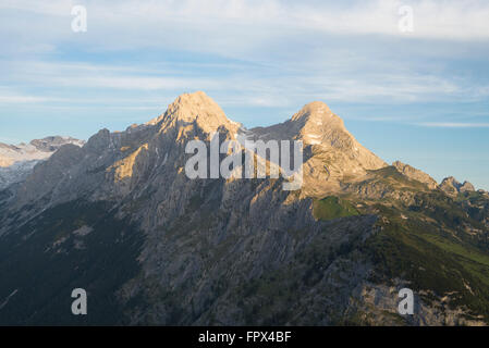 Montare Alpspitze e Monte Hochblassen nel Wetterstein gamma di montagna vicino a Garmisch-Partenkirchen illuminata di sunrise Foto Stock