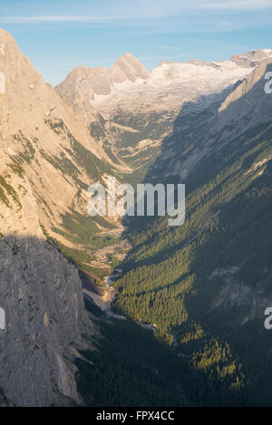 Il sole del mattino illumina la valle Reintal nelle montagne del Wetterstein vicino a Garmisch-Partenkirchen, Baviera, Germania Foto Stock