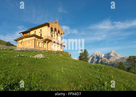 Panorama della casa del re su Schachen e Monte Alpsitze nel Wetterstein mountain range, Garmisch-Partenkirchen, Baviera, Germania Foto Stock