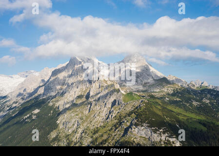 Montare Alpspitze e Monte Hochblassen nel Wetterstein gamma di montagna vicino a Garmisch-Partenkirchen al sole del mattino Foto Stock