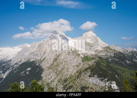 Montare Alpspitze e Monte Hochblassen nel Wetterstein gamma di montagna vicino a Garmisch-Partenkirchen al sole del mattino Foto Stock