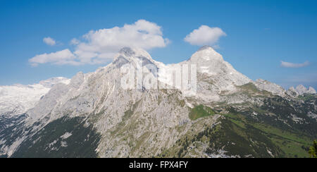 Montare Alpspitze e Monte Hochblassen nel Wetterstein gamma di montagna vicino a Garmisch-Partenkirchen al sole del mattino Foto Stock